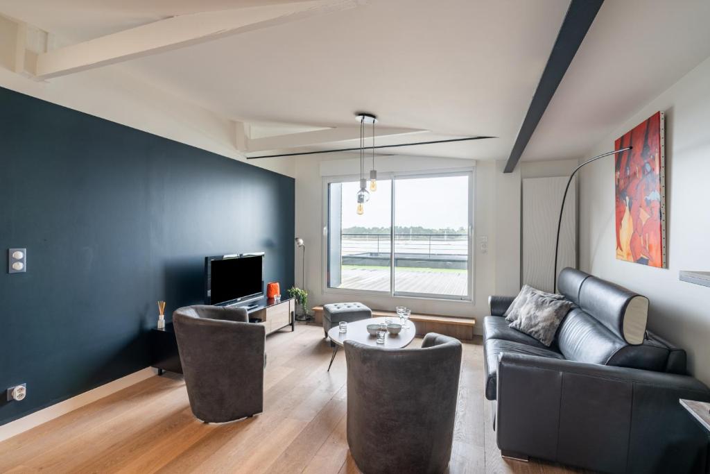 a living room with a couch and a table at Appartement vue mer a lIle Tudy in Île-Tudy