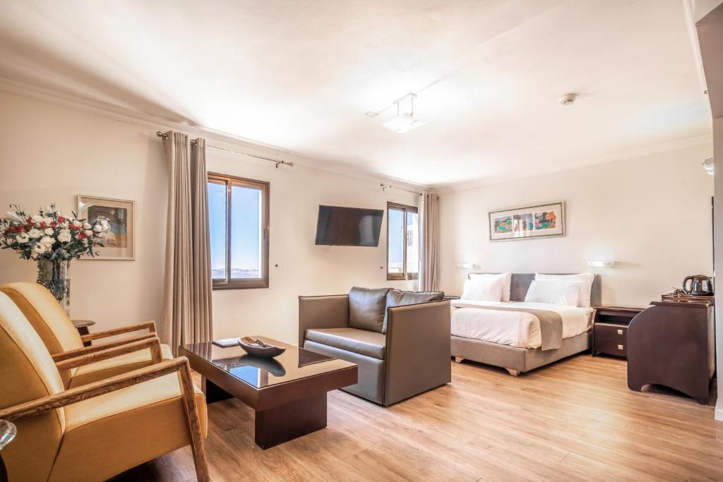 TV a/nebo společenská místnost v ubytování Jerusalem Gate Hotel