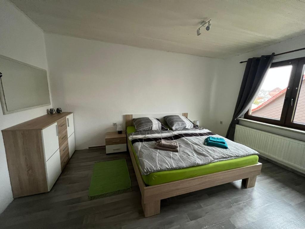 a small bedroom with a bed and a window at Ferienwohnung am grünen Haus in Garz