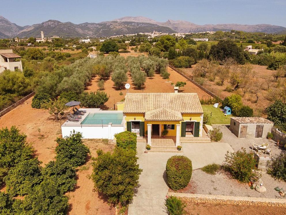 una vista aérea de una casa con piscina en Son Serra country villa for 4 near Buger, en Búger