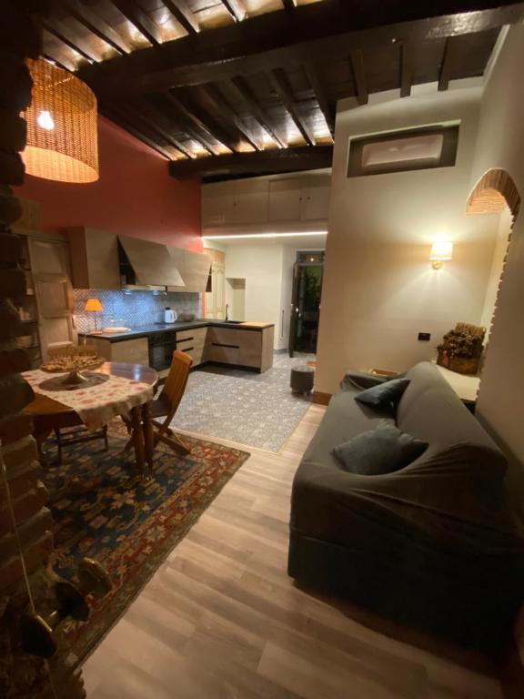 - un salon avec un canapé et une table dans l'établissement B & B Beata Colomba, à Rieti