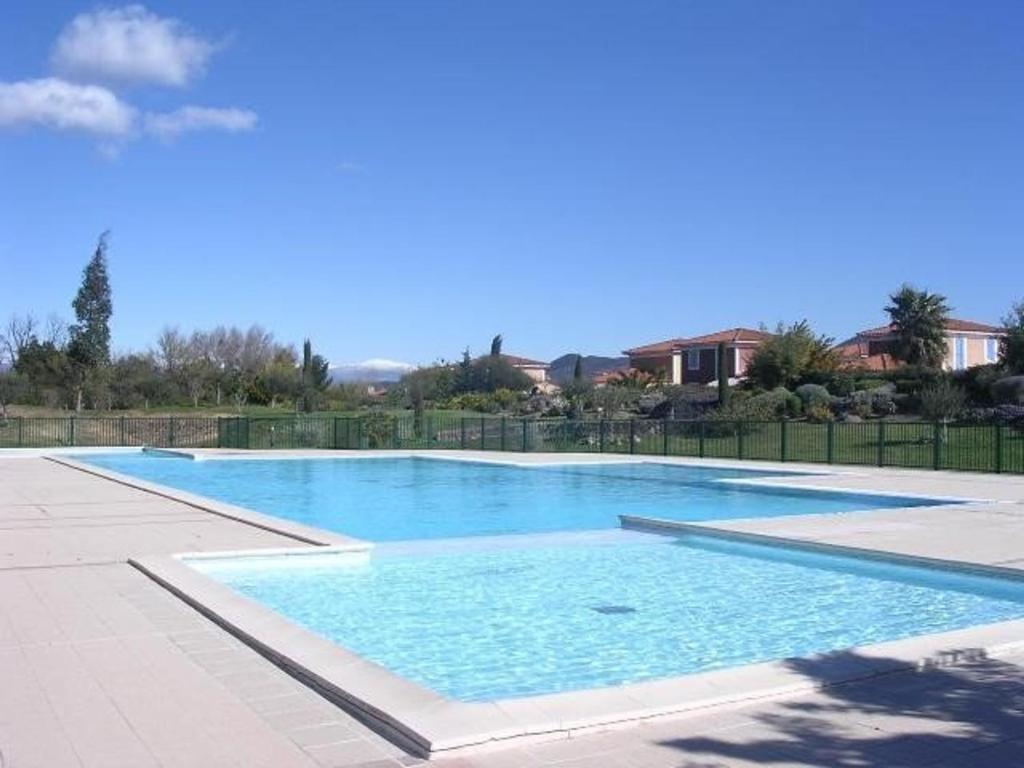 une grande piscine avec de l'eau bleue dans l'établissement Appartement 2P calme avec piscine, terrasse et parking - Fréjus - FR-1-226A-78, à Fréjus