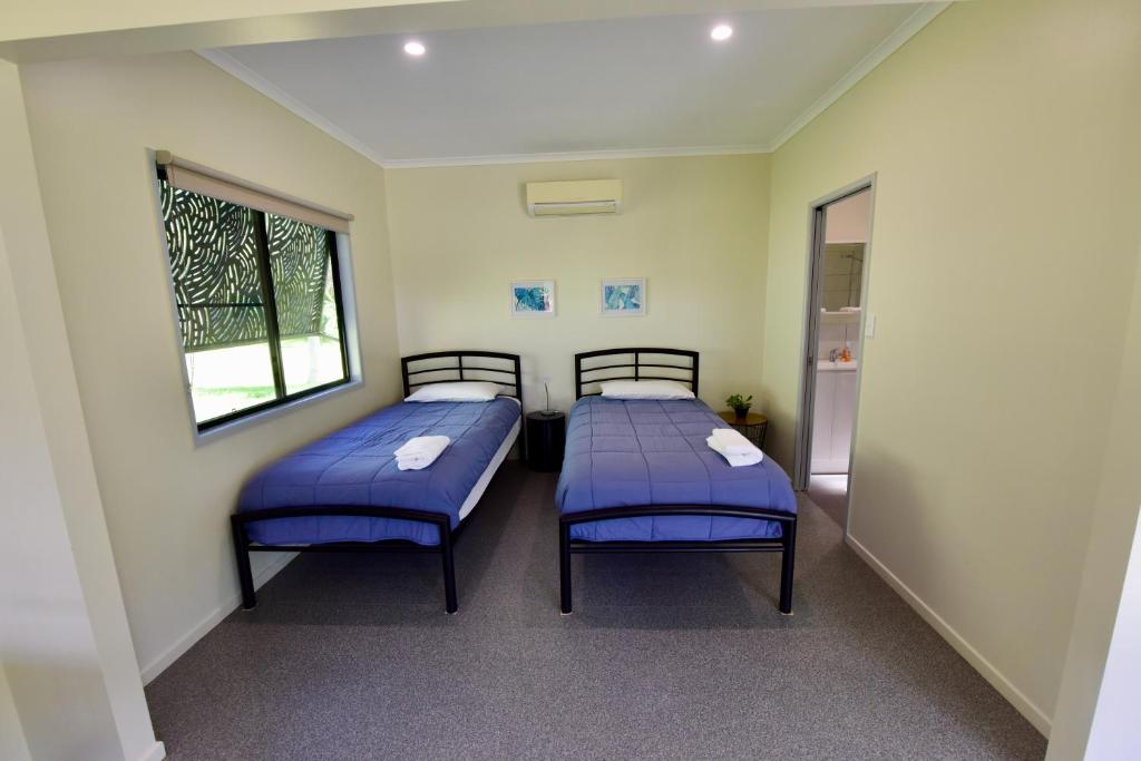 Postel nebo postele na pokoji v ubytování Daintree Peaks ECO Stays