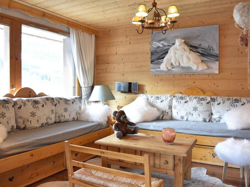 メリベルにあるAppartement 3 pièces avec balcon, parking et wifi, proche du centre de Méribel, pour 7 personnes - FR-1-180-211のソファとテーブルのあるリビングルーム