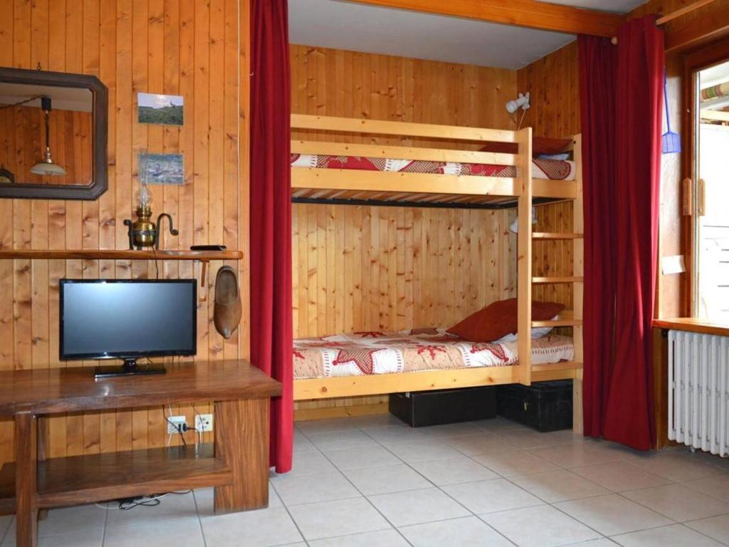 ル・グラン・ボルナンにあるAppartement Le Grand-Bornand, 1 pièce, 4 personnes - FR-1-241-114の二段ベッド2台、テレビが備わる客室です。