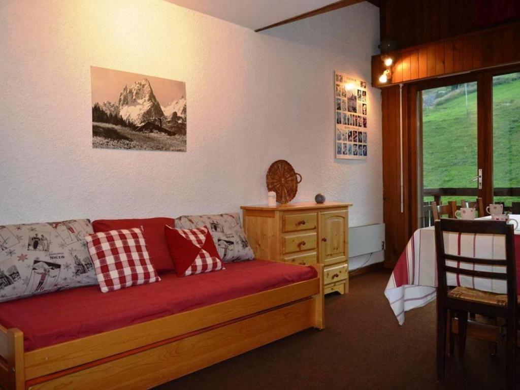 a living room with a couch and a table at Appartement Le Grand-Bornand, 1 pièce, 6 personnes - FR-1-241-5 in Le Grand-Bornand