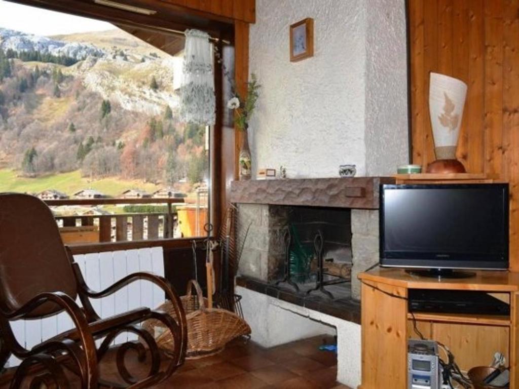 ル・グラン・ボルナンにあるAppartement Le Grand-Bornand, 2 pièces, 6 personnes - FR-1-241-120のリビングルーム(テレビ、暖炉付)