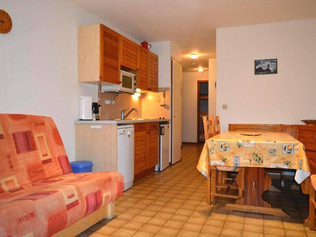 une cuisine et une salle à manger avec une table et une cuisine ainsi qu'une chambre dans l'établissement Appartement 2 pièces cabine, 300m pistes/comm, mén. inclus, parking - FR-1-241-11, au Grand-Bornand