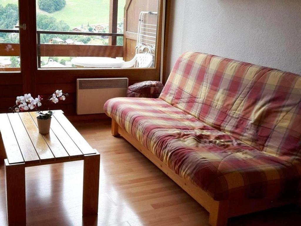un soggiorno con divano e tavolo di Appartement Le Grand-Bornand, 2 pièces, 6 personnes - FR-1-241-21 a Le Grand-Bornand