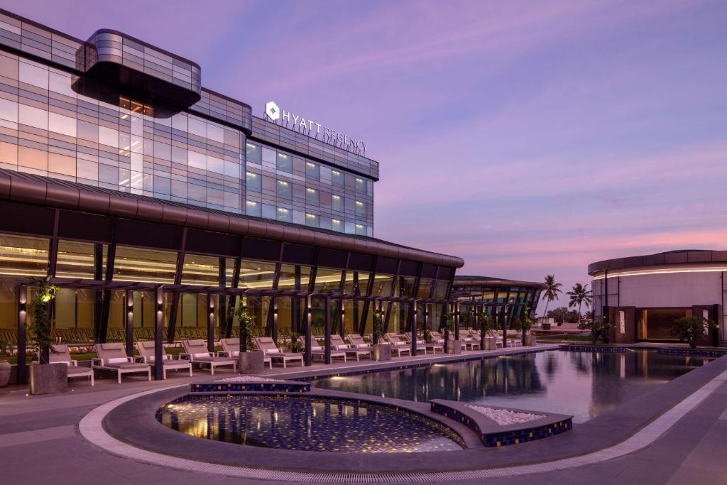 um hotel com piscina em frente a um edifício em Hyatt Regency Trivandrum em Trivandrum