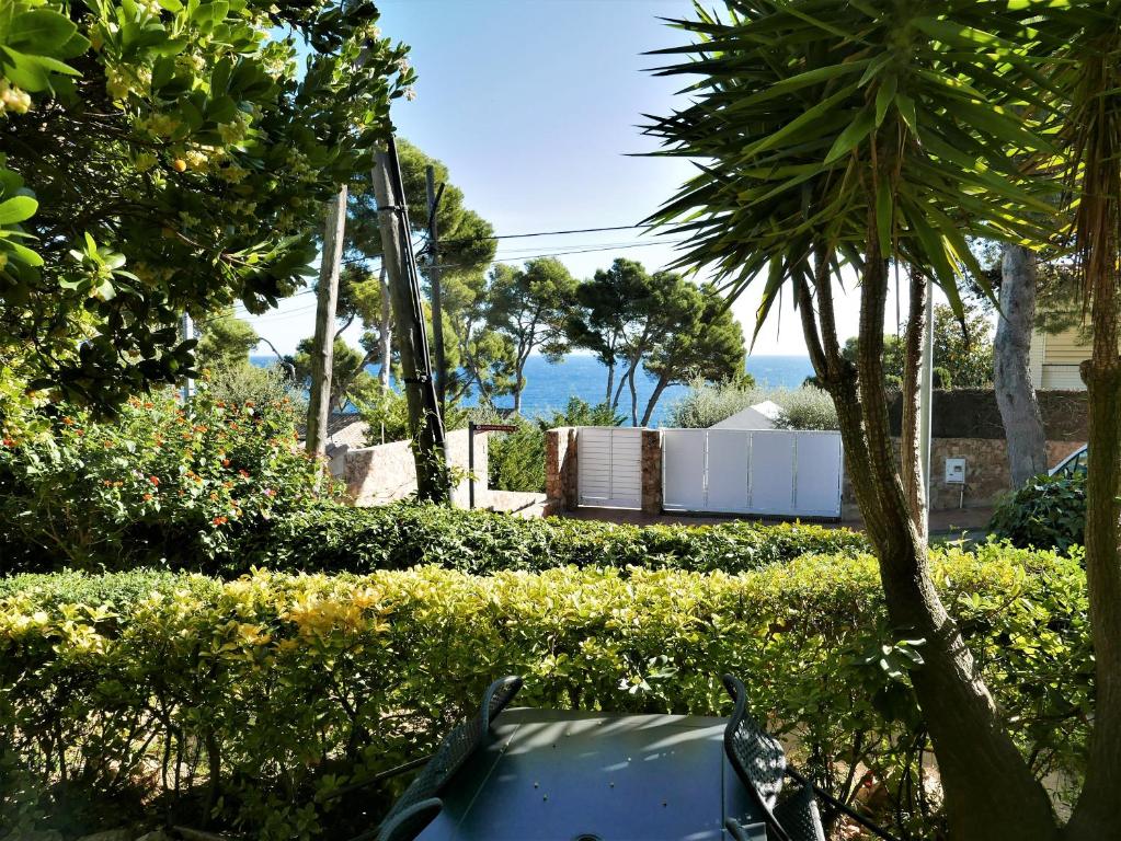 Zahrada ubytování Apartament amb vista al mar reformat, al Golfet