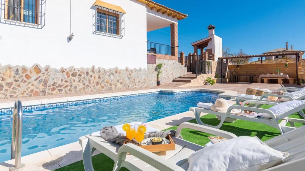 une villa avec piscine et mobilier de jardin dans l'établissement Casa Villalba Almachar by Ruralidays, à Almáchar