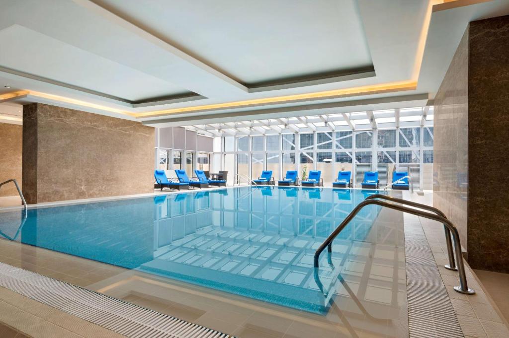 Bazén v ubytování Wyndham Doha West Bay nebo v jeho okolí
