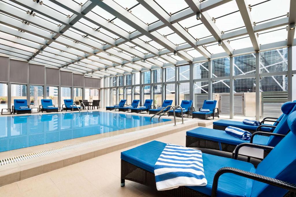 Bazén v ubytování Wyndham Doha West Bay nebo v jeho okolí