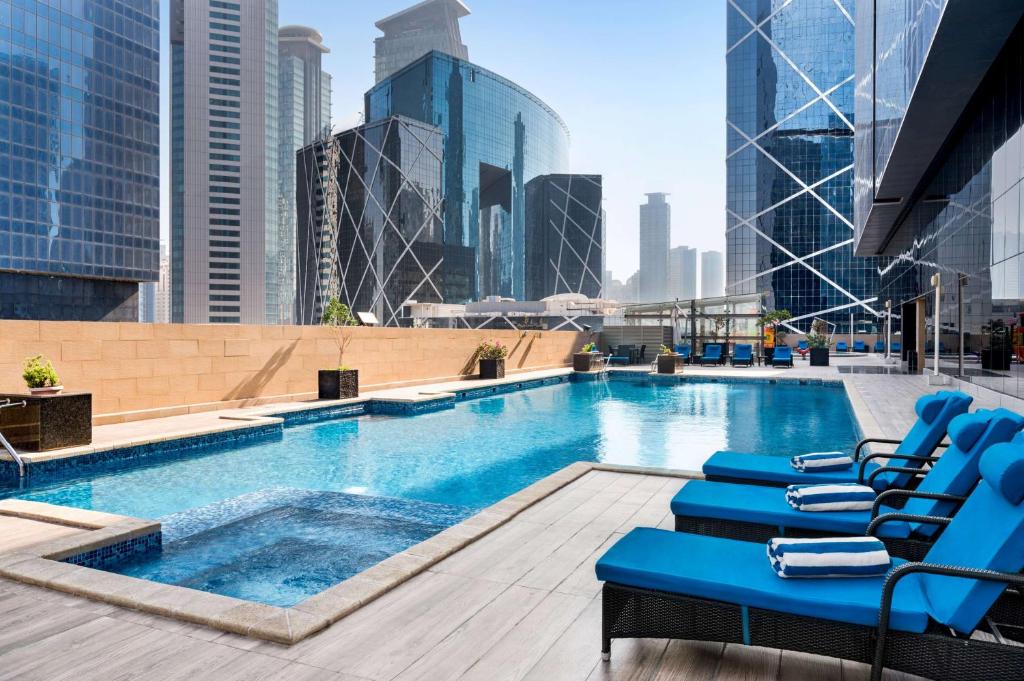 Bazén v ubytování Wyndham Doha West Bay nebo v jeho okolí