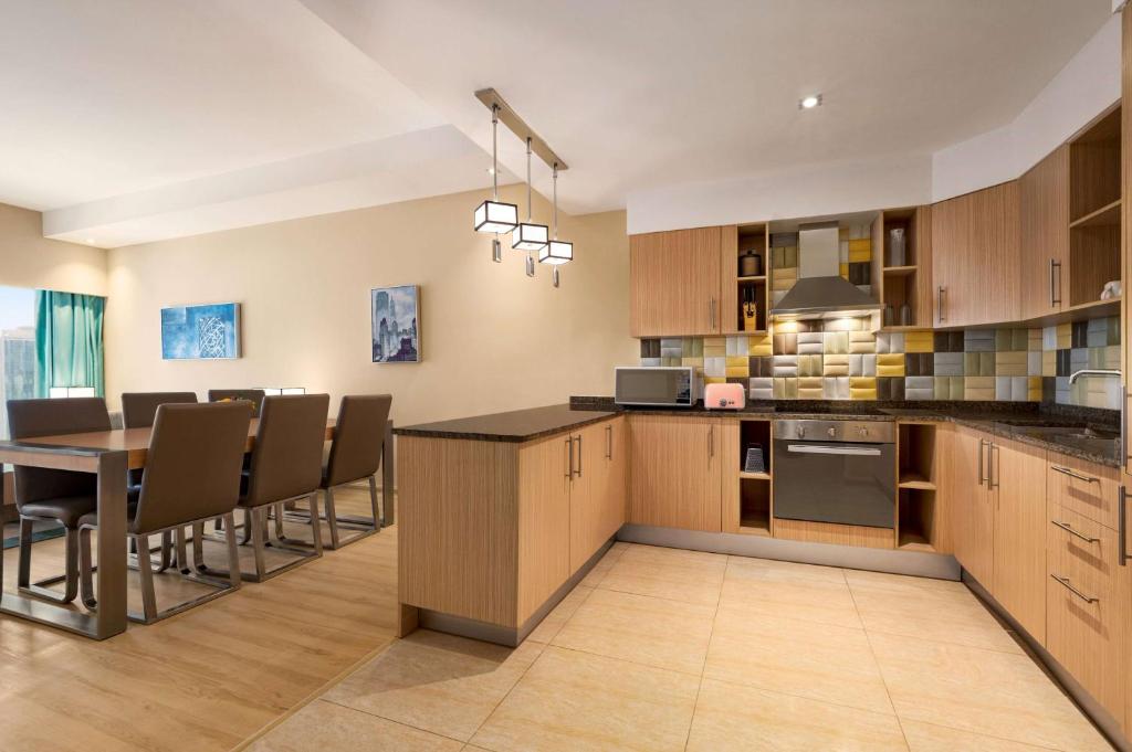 Kuchyň nebo kuchyňský kout v ubytování Wyndham Doha West Bay