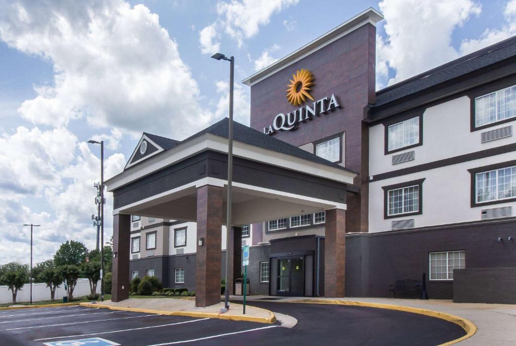 a building with a sun sign on top of it at La Quinta Inn by Wyndham Richmond South in Chester