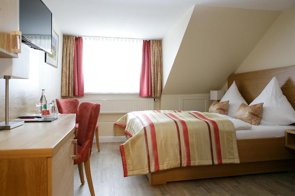 Postel nebo postele na pokoji v ubytování Hotel Neuwarft Altbau