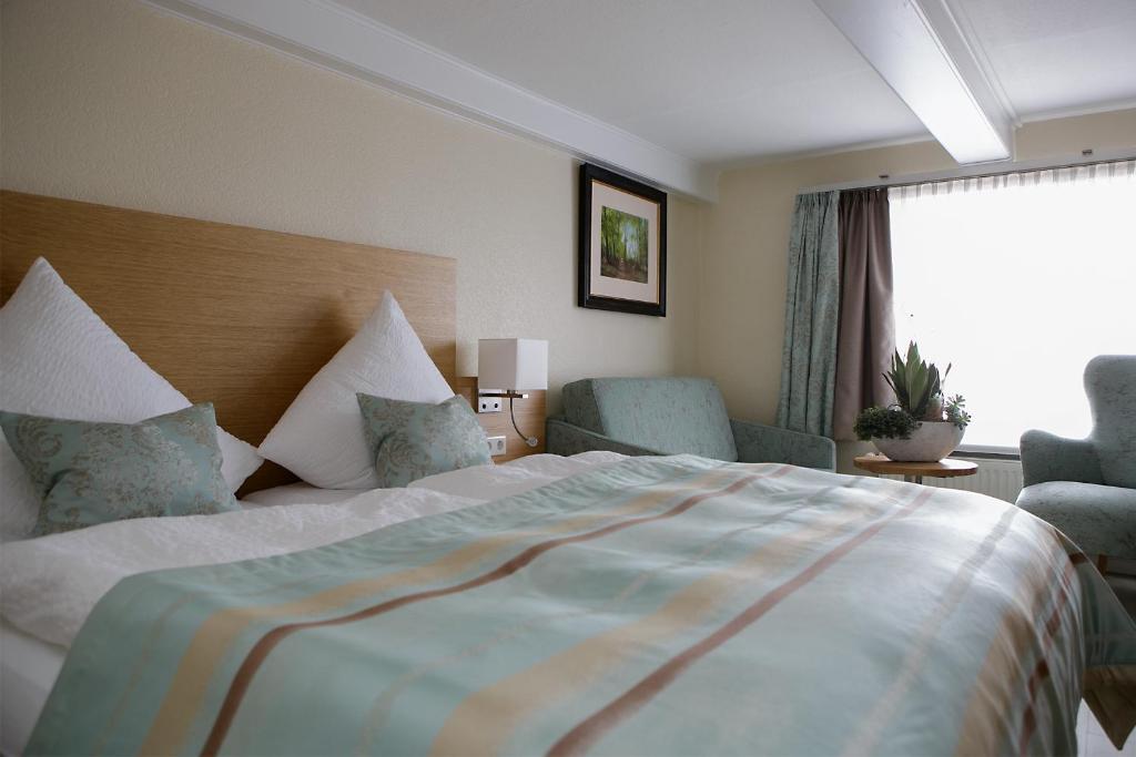 Postel nebo postele na pokoji v ubytování Hotel Neuwarft Altbau