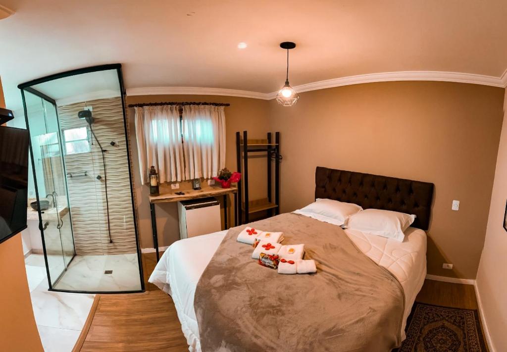 ein Schlafzimmer mit einem Bett mit zwei Bären drauf in der Unterkunft Tico Pousada in Campos do Jordão