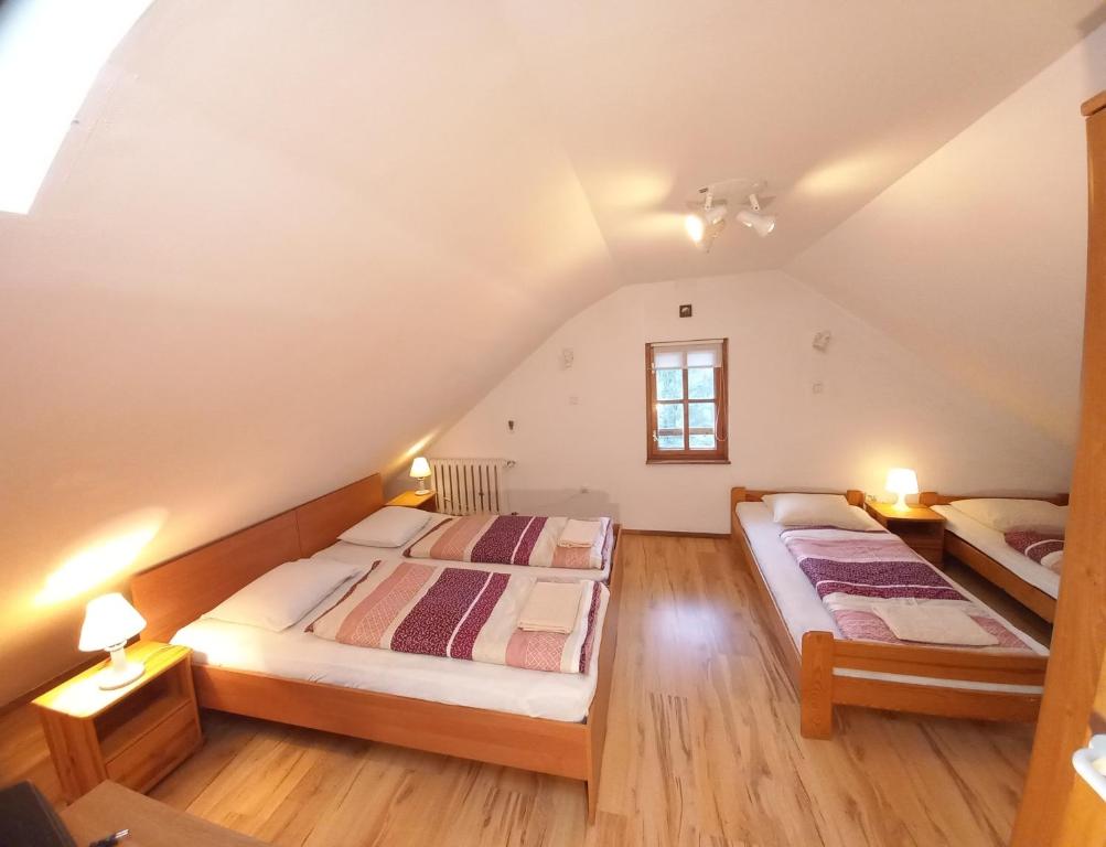 Postel nebo postele na pokoji v ubytování Apartamenty Maria