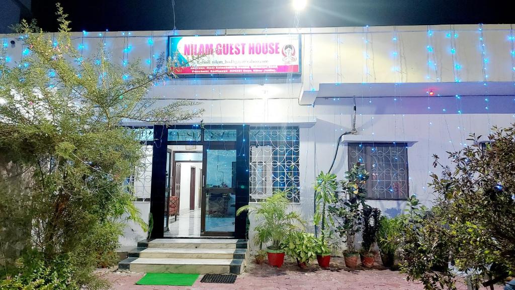 een gebouw met een bord dat mirakel pension leest bij Nilam Guest House in Bodh Gaya
