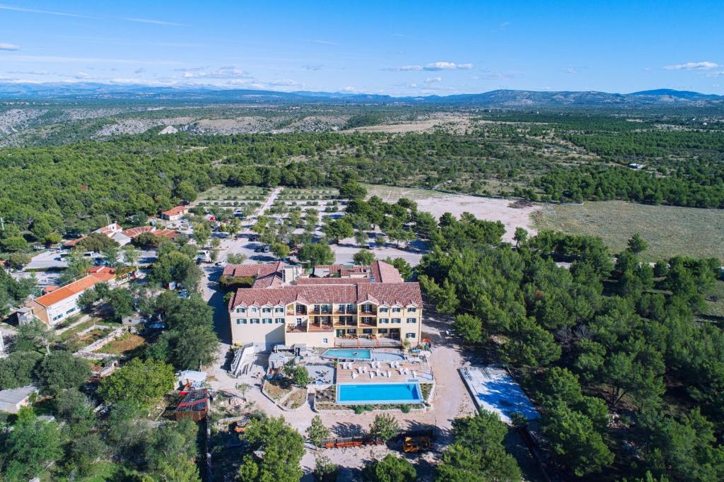 Bazén v ubytování Hotel Vrata Krke nebo v jeho okolí
