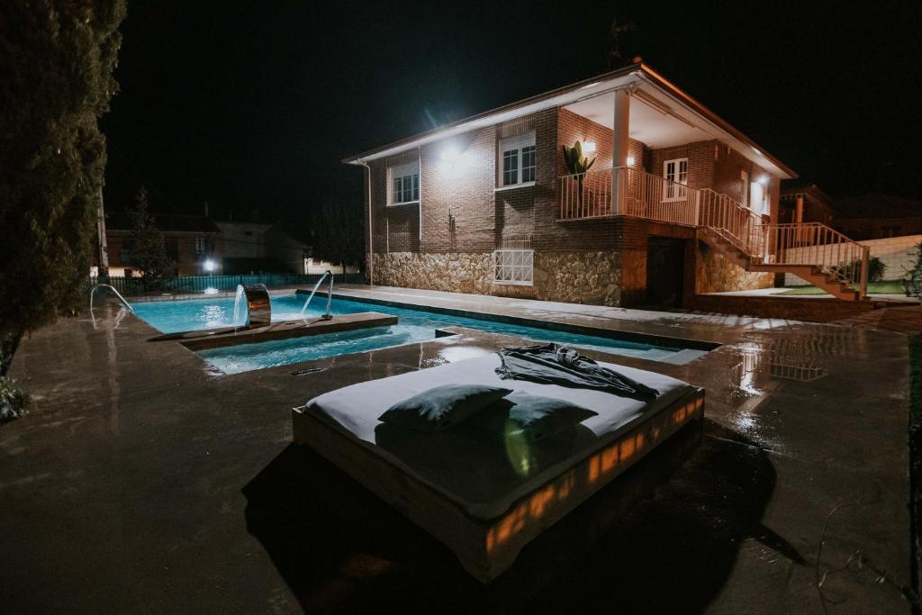 una piscina frente a una casa por la noche en KISO 411, en Ollauri