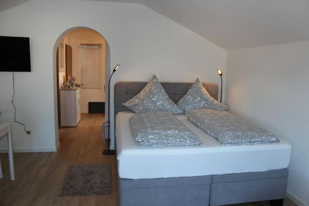 een bed met kussens in een kamer bij Wohnung Bergtraum inmitten der Ammergauer Alpen in Oberammergau