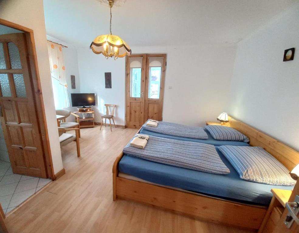 Postel nebo postele na pokoji v ubytování Apartamenty Maria