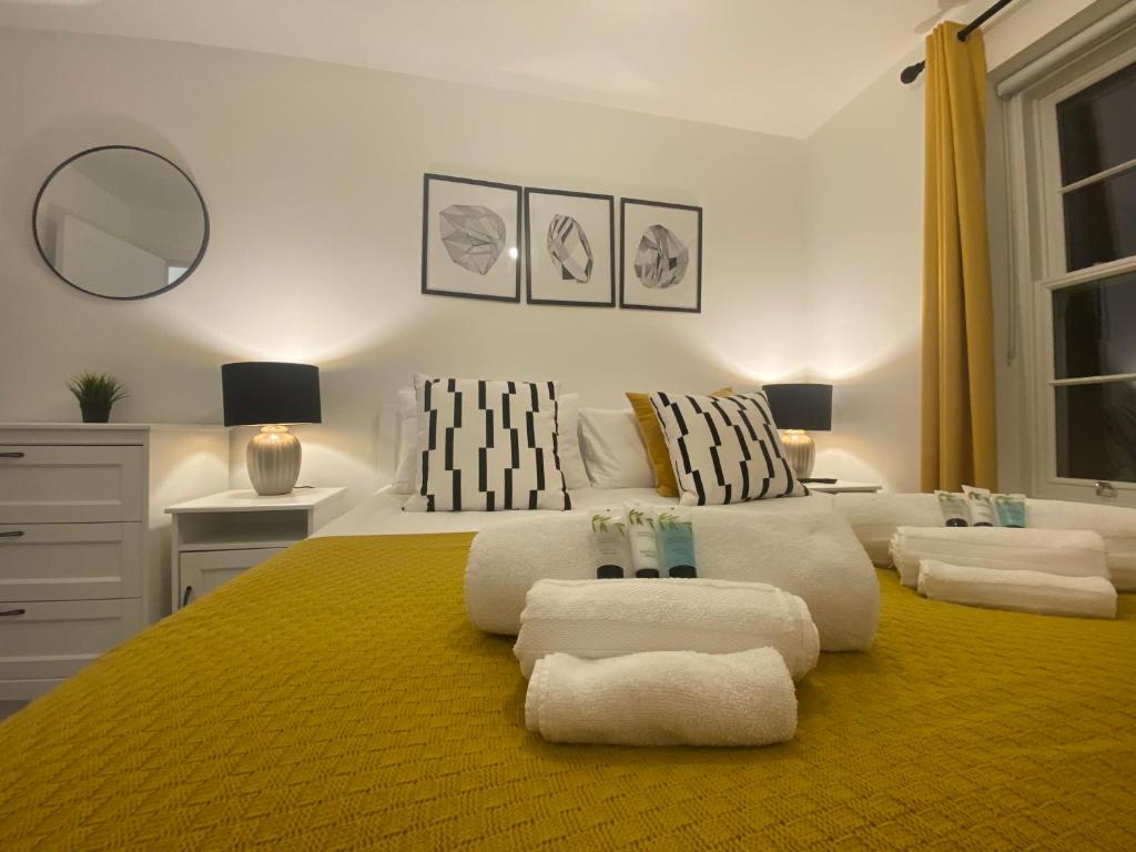 מיטה או מיטות בחדר ב-Lilypad A central location to explore the New Forest & South Coast