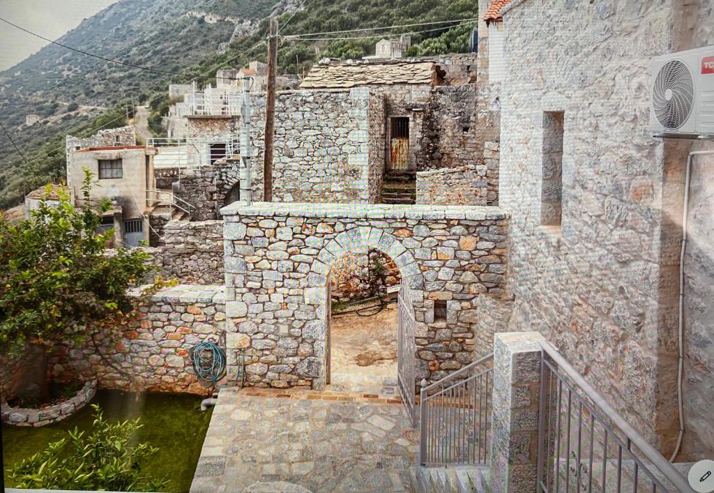 Stone tower east mani - Housity
