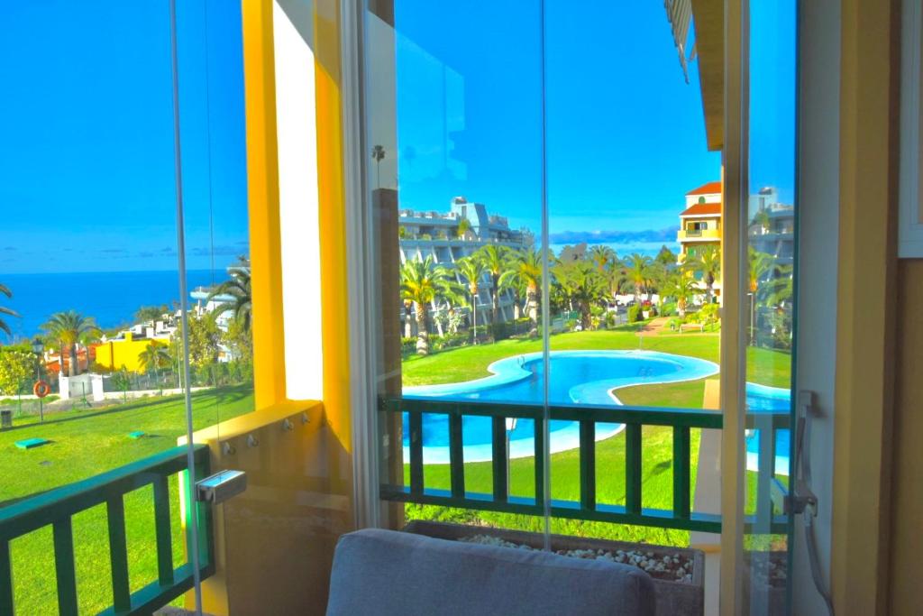 balcón con vistas a la piscina y al océano en Vista Mar Azul elegante y acogedor en Santa Úrsula