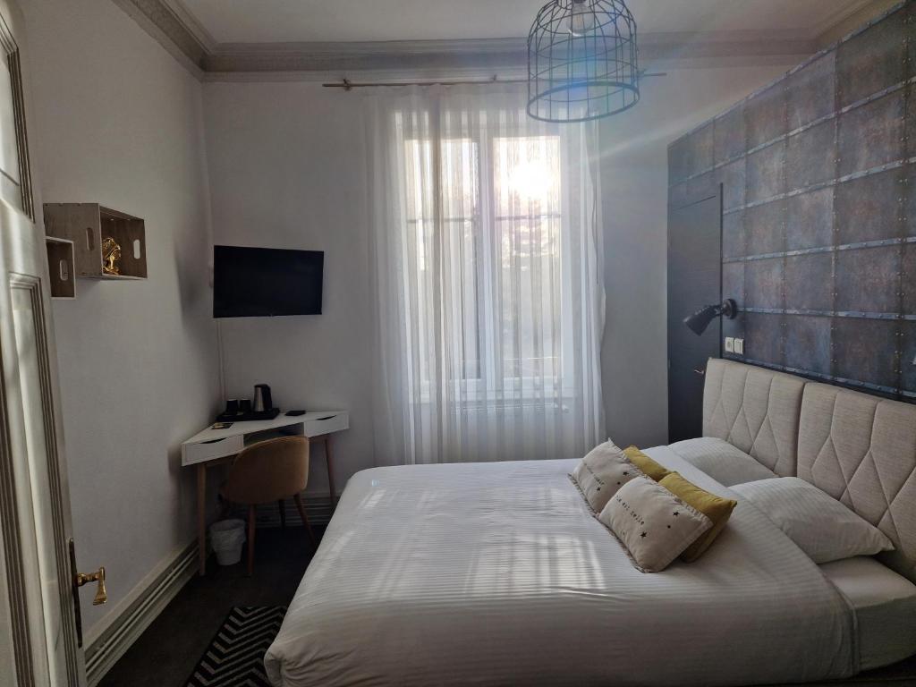 a small bedroom with a bed and a desk at Hipster suites - Chez Axelle - in Colmar