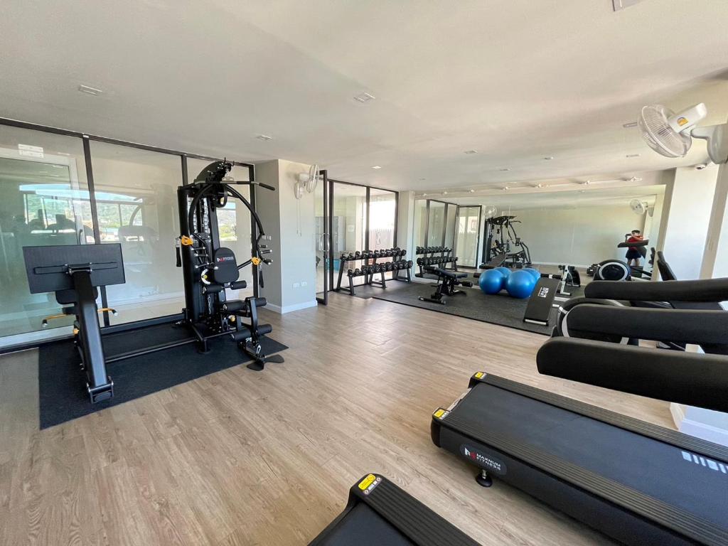 Fitness centrum a/nebo fitness zařízení v ubytování The Royal P Phuket - SHA Plus