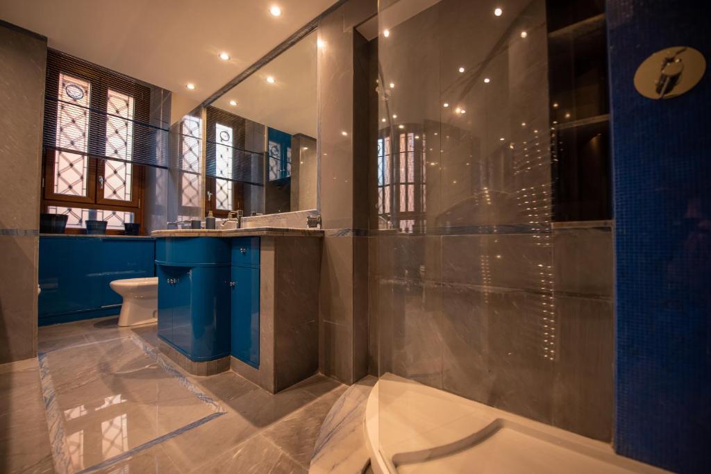W łazience znajduje się przeszklony prysznic i toaleta. w obiekcie Anna Trevi 52 Luxury appartment w Rzymie