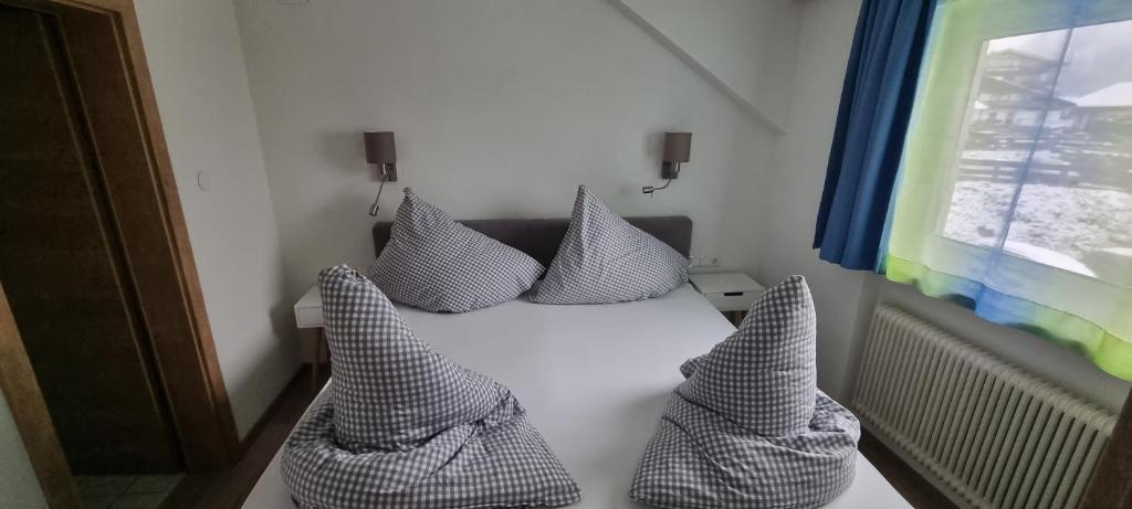 Łóżko lub łóżka w pokoju w obiekcie Schäfflers Ferienwohnungen