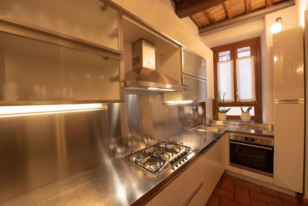 Kuchnia lub aneks kuchenny w obiekcie Anna Trevi 52 Luxury appartment