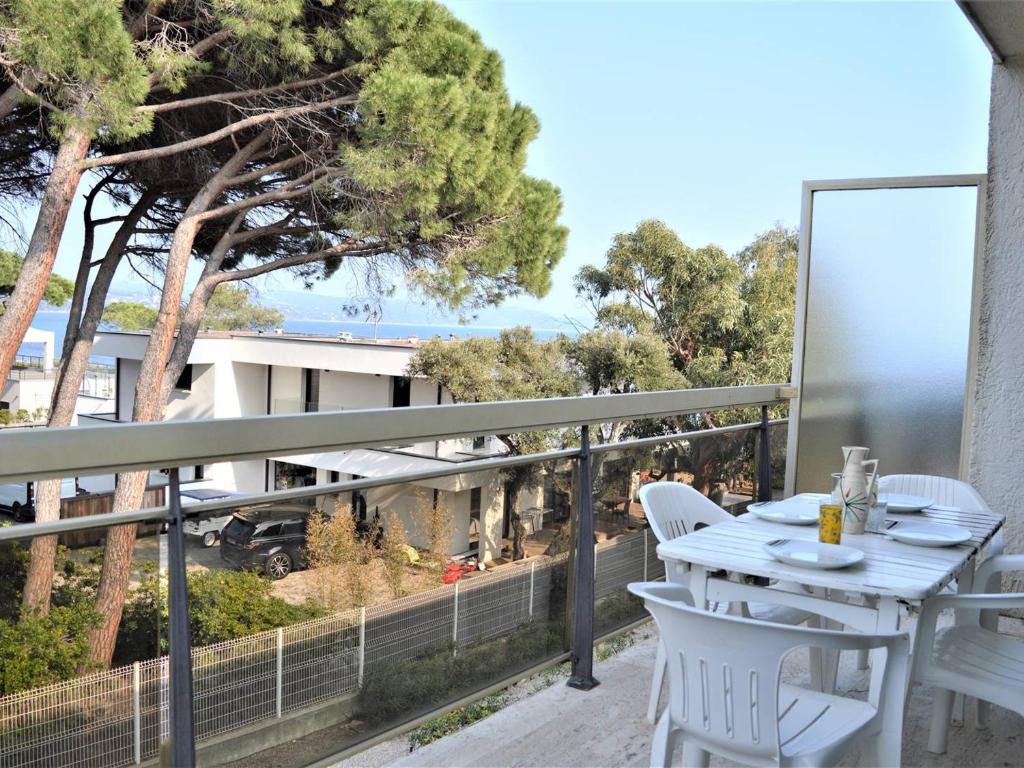 une table et des chaises sur un balcon avec vue dans l'établissement Studio face mer avec terrasse, clim, parking à Cavalaire-sur-Mer - FR-1-226B-13, à Cavalaire-sur-Mer