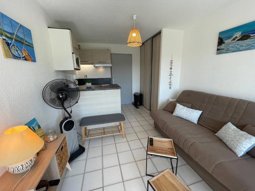 un salon avec un canapé et une cuisine dans l'établissement Studio cabine cosy avec piscine et parking, à 100m de la plage - Argelès-sur-Mer - FR-1-225-91, à Argelès-sur-Mer