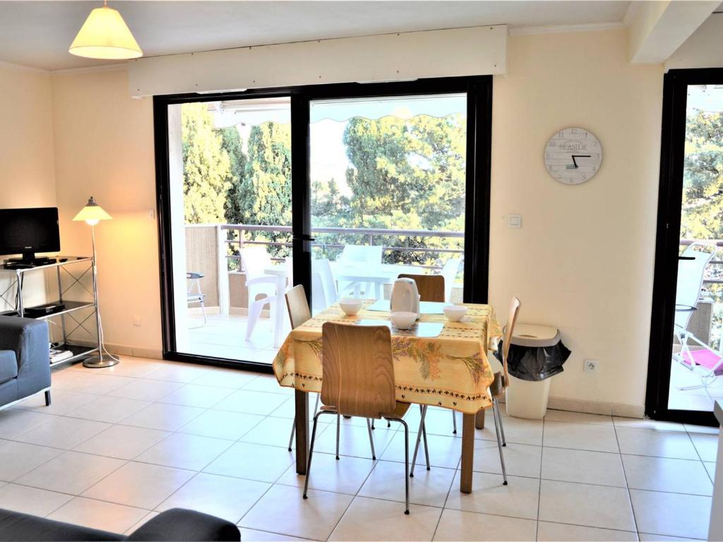 - une salle à manger avec une table et des chaises offrant une vue dans l'établissement Appartement T3 lumineux avec terrasse, climatisation, garage et Wifi à 2 pas des plages - Cavalaire - FR-1-226B-34, à Cavalaire-sur-Mer