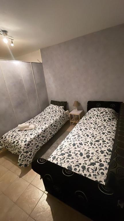 Postel nebo postele na pokoji v ubytování Μεζονέτα 100τμ επί της Λ.Ευελπιδων στη Βάρη