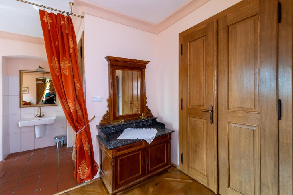 Zámeček Klokočov - Apartment With Garden View