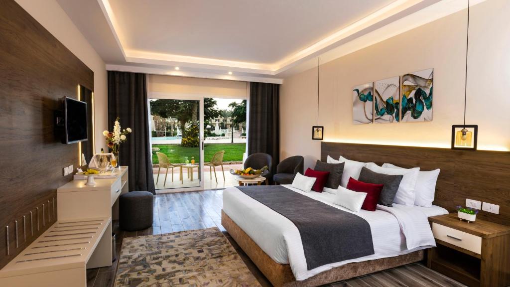 Postel nebo postele na pokoji v ubytování Amwaj Oyoun Resort & Casino