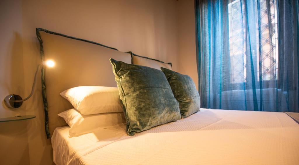 Łóżko lub łóżka w pokoju w obiekcie Anna Trevi 52 Luxury appartment