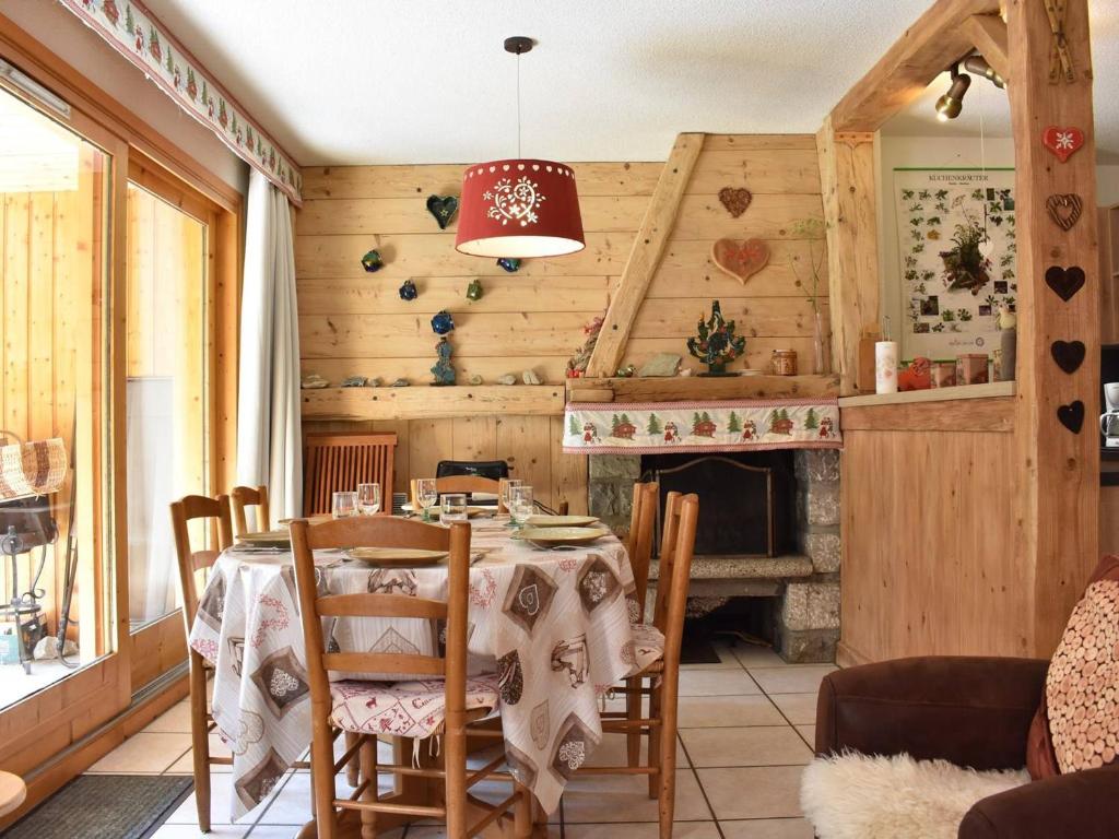 a dining room with a table and a fireplace at Appartement Méribel, 3 pièces, 6 personnes - FR-1-180-129 in Méribel