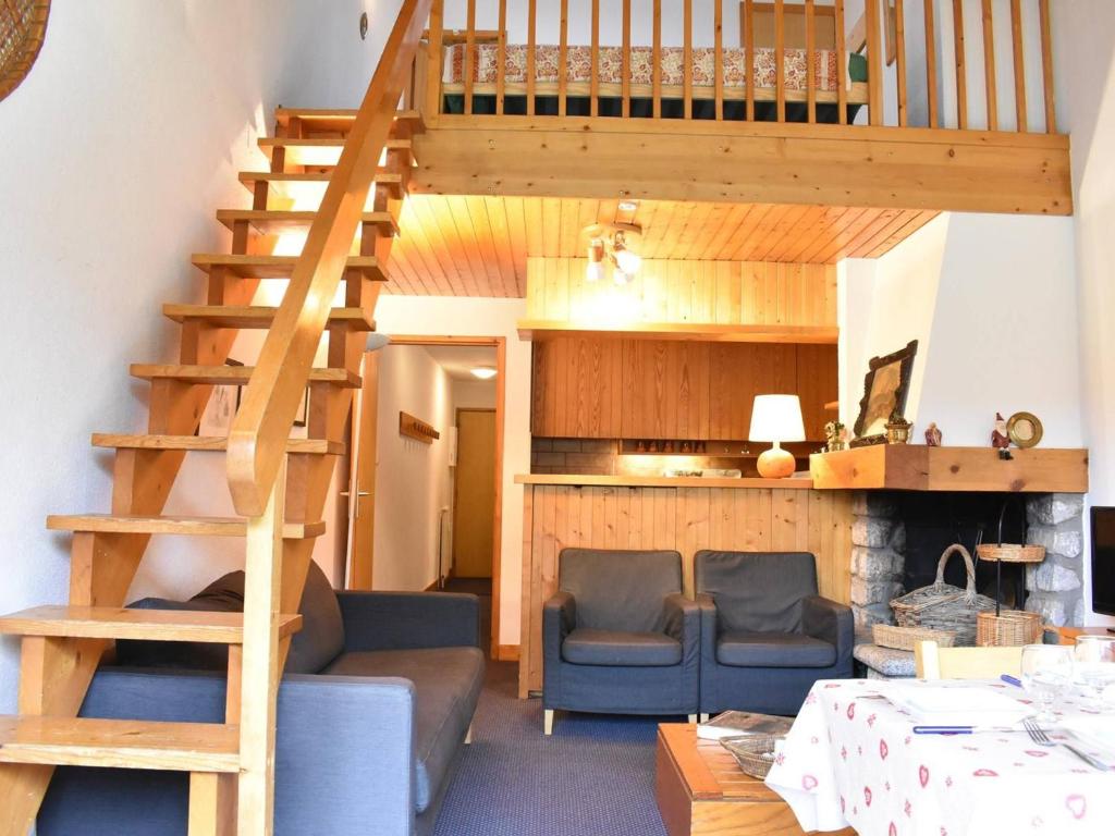 - un salon avec un escalier en colimaçon dans une maison dans l'établissement Appartement 3P Mezz - 50m pistes - 7 pers - Méribel - FR-1-180-158, à Méribel