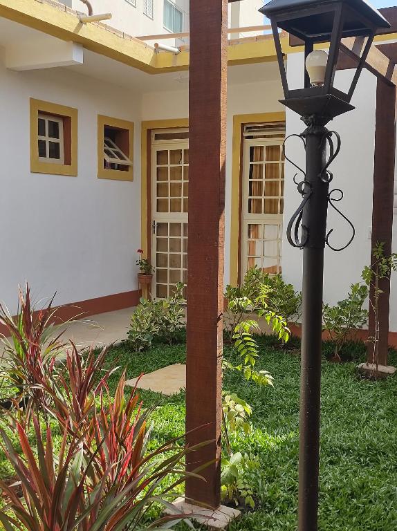 a lamp post in the yard of a house at Hostel e Pousada Dom Bosco in São João del Rei