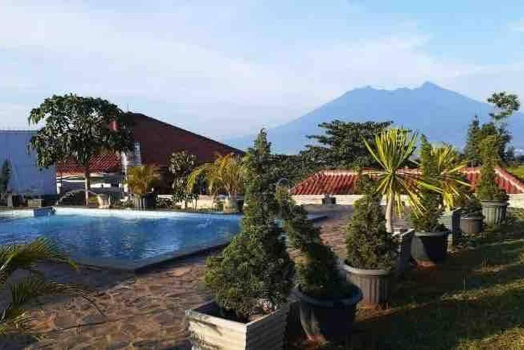 KID House Mountain View Villa Bogor tesisinde veya buraya yakın yüzme havuzu