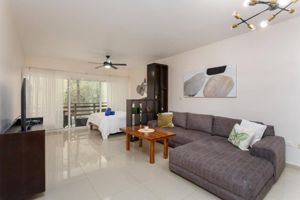 sala de estar con sofá y mesa en Affordable 1 Bedroom Condo For Families - Near 5th, en Playa del Carmen